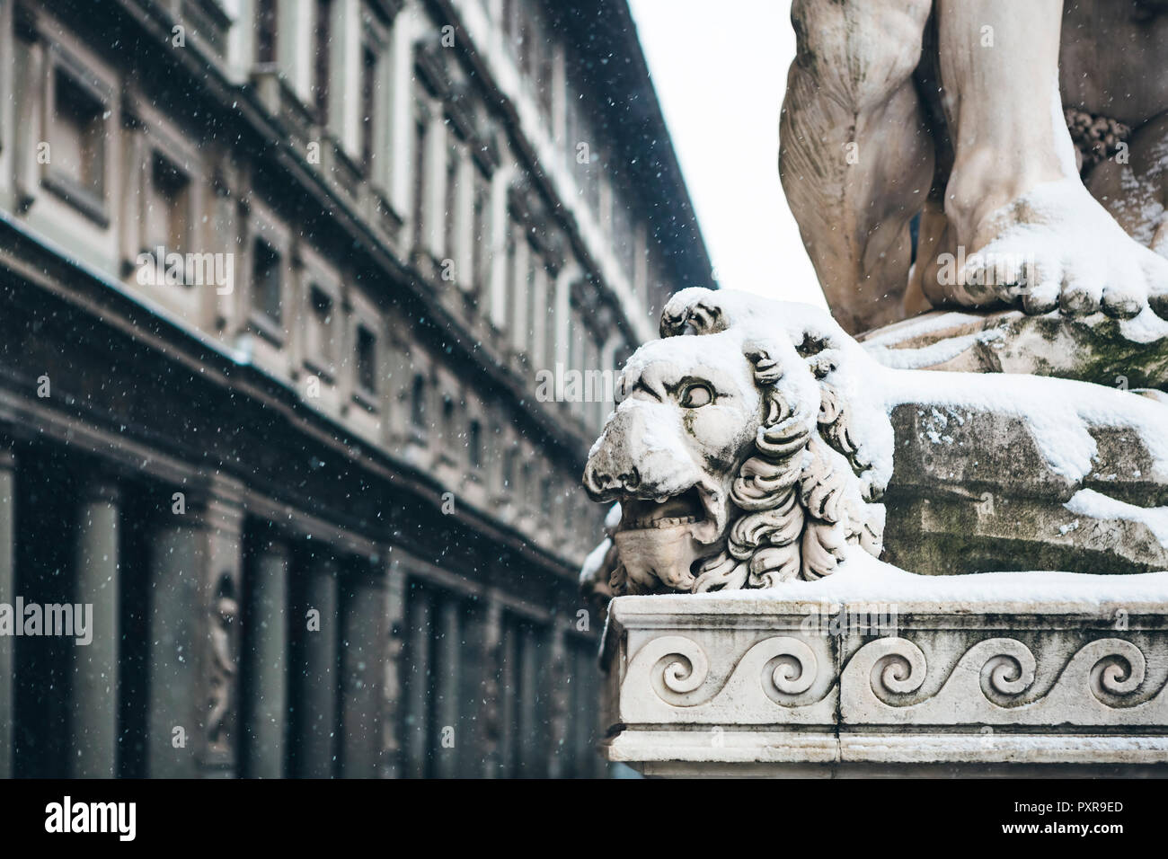 Italia, Florencia, detalle de la escultura en la parte delantera de la Galería Uffizi en la nieve Foto de stock