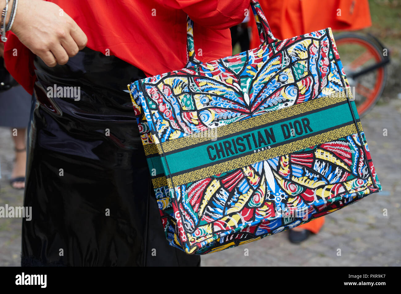 Milán, Italia - 22 de septiembre de 2018: Mujer con Christian Dior y bolsa  colorida camiseta roja