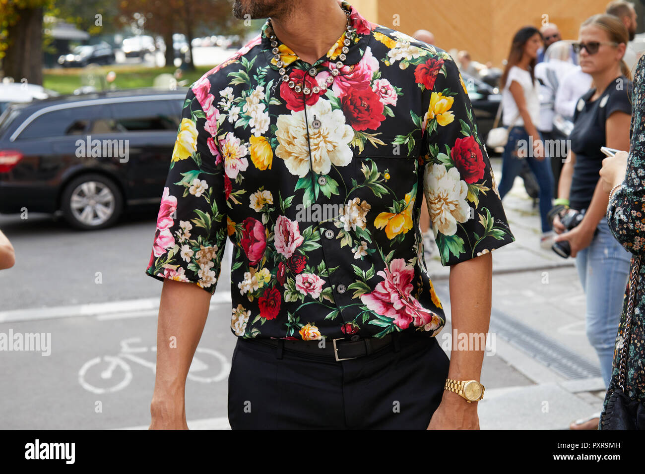 Milán, Italia - 22 de septiembre de 2018: El Hombre con camisa negra con  colorido diseño floral y reloj Rolex de oro antes de la filosofía, el  Fashion Show, Milán Fashi Fotografía