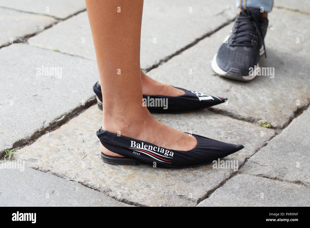 Milán, Italia - 22 de septiembre de 2018: Mujer con negro Balenciaga zapatos de punta antes la el Fashion Show, la Semana de la moda de street style Fotografía