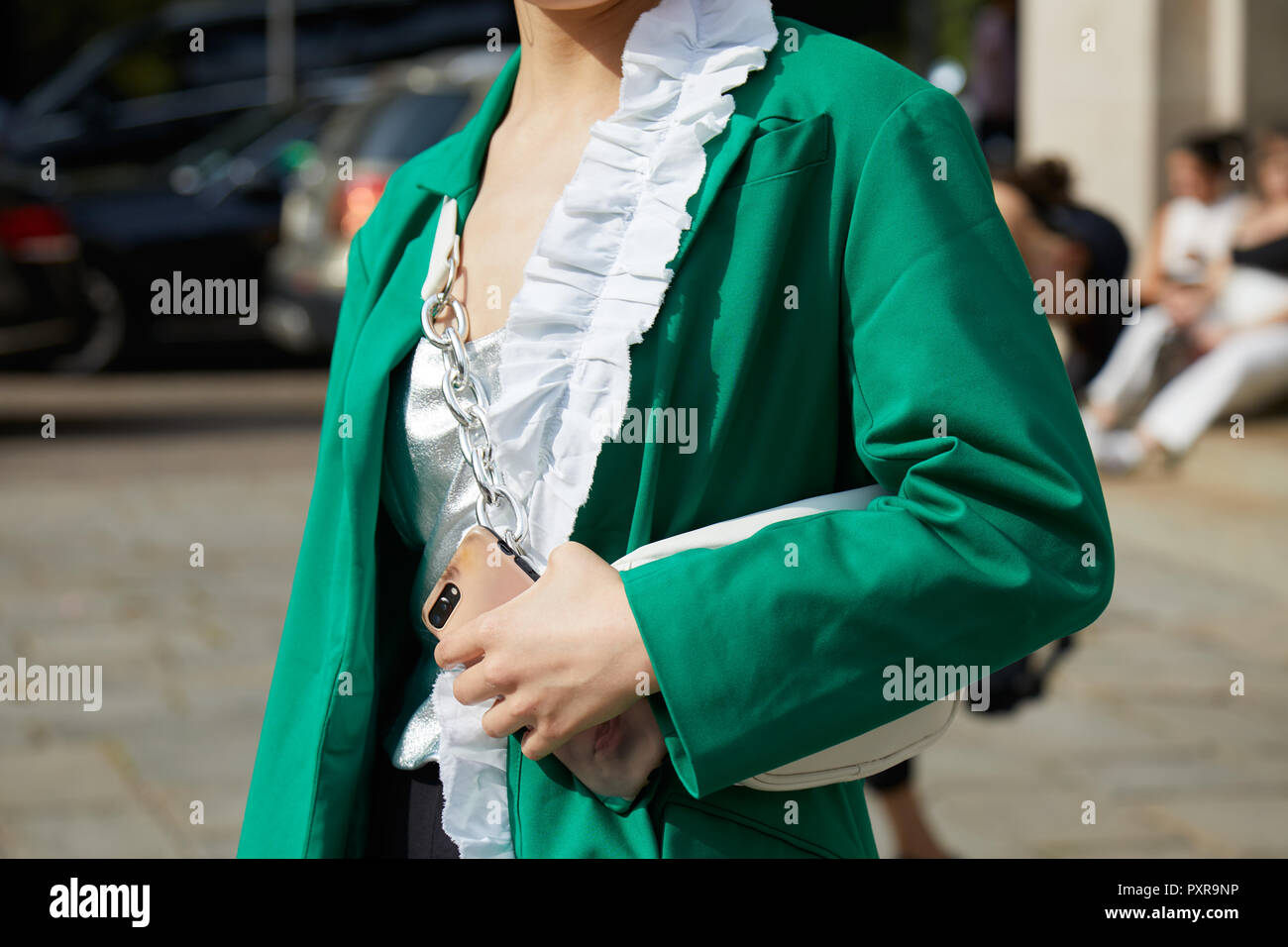 Milán, Italia - 22 de septiembre de 2018: Mujer con chaqueta verde y camisa  blanca y plateada