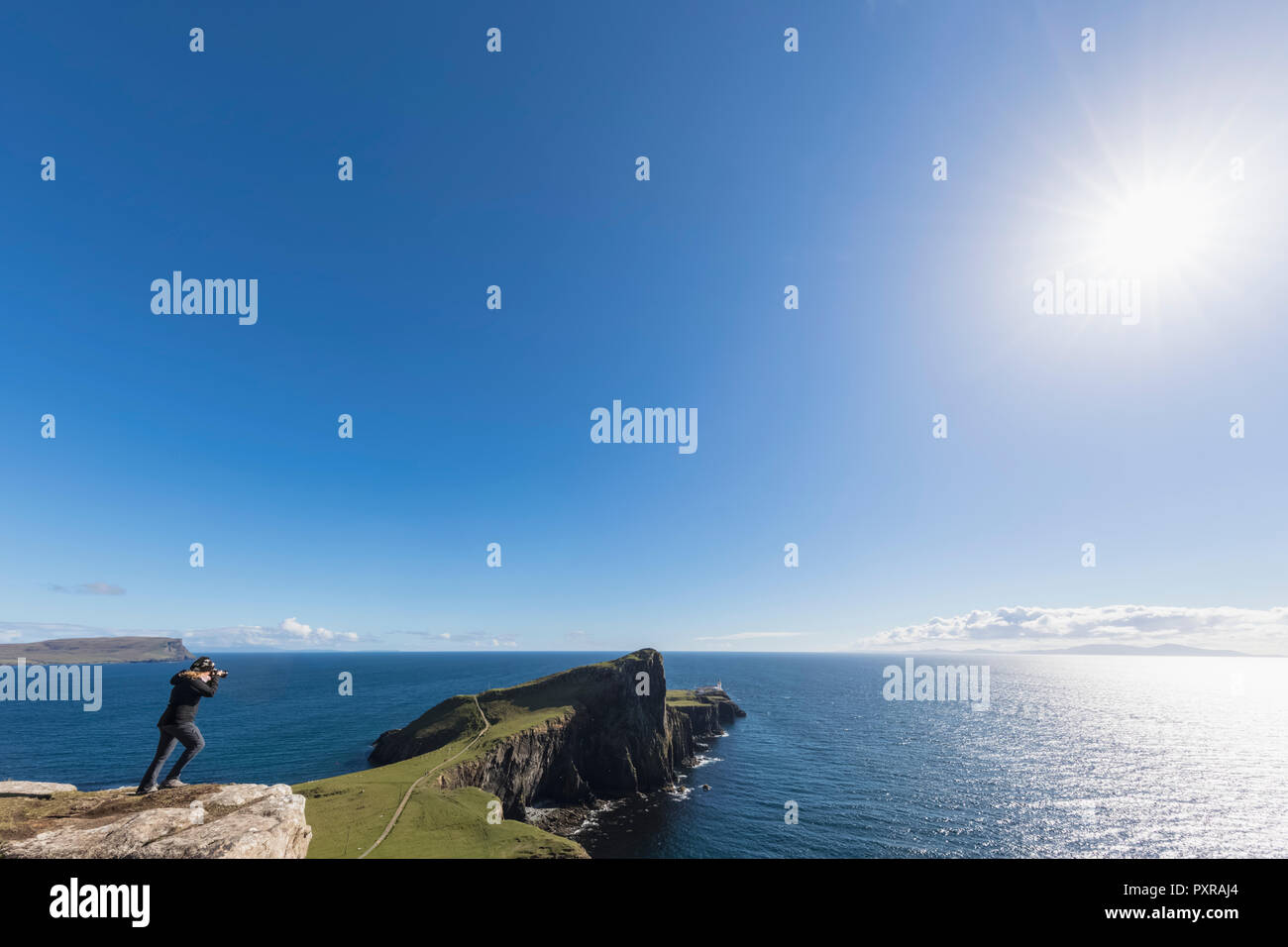 Reino Unido, Escocia, Inner Hebrides, Isla de Skye, tomando imagen turística de faro en Neist Point Foto de stock