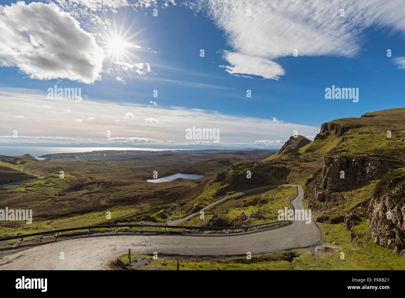 Reino Unido, Escocia, Inner Hebrides, Isla de Skye, Loch Trotternish, mordaza, carretera hacia Quiraing, vista hacia la bahía de Staffin Foto de stock