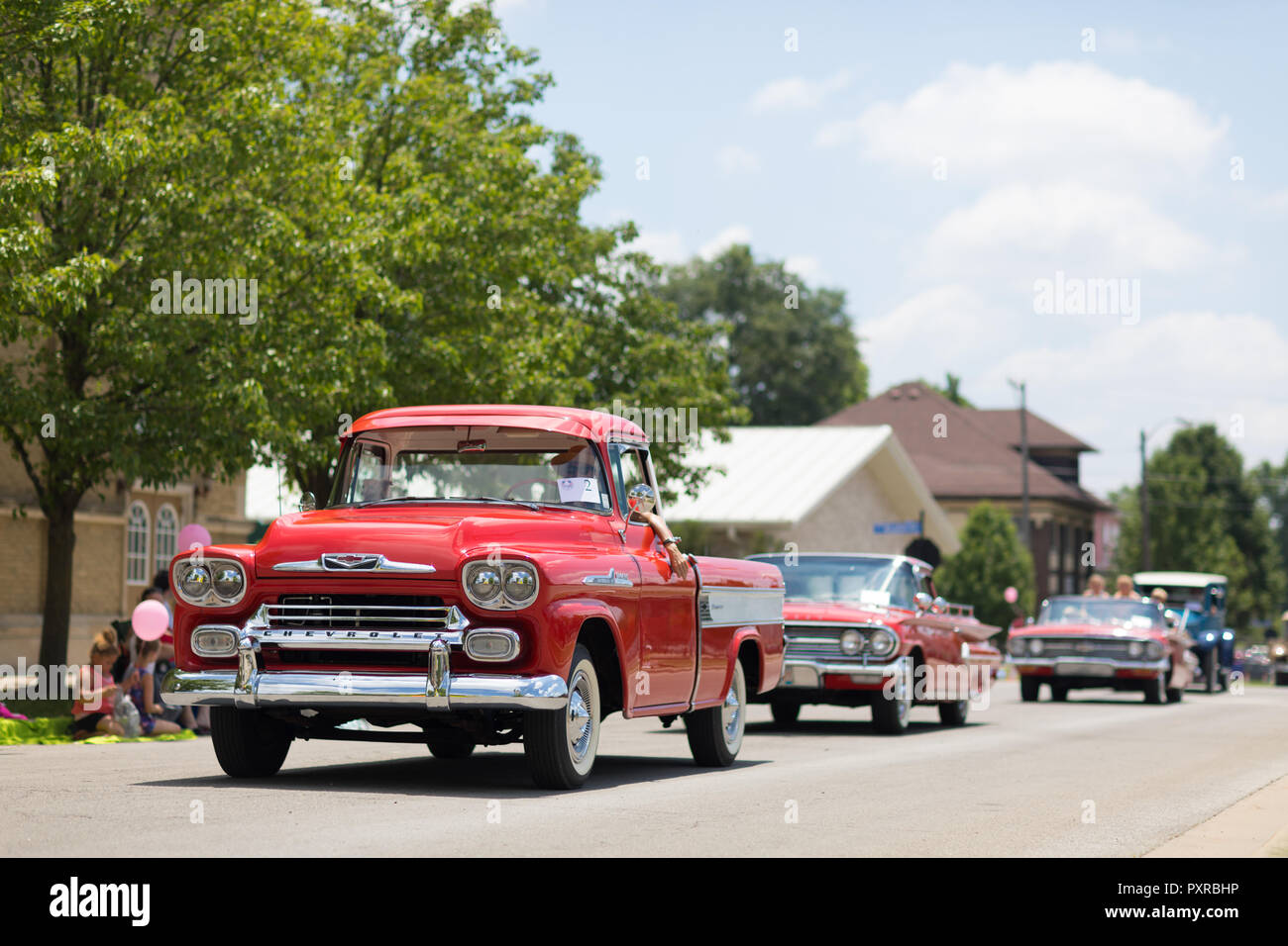 En Kokomo, Indiana, Estados Unidos de América - Junio 30, 2018: Haynes Apperson Parade, un clásico camión Chevrolet Apache bajando por la carretera durante el desfile Foto de stock