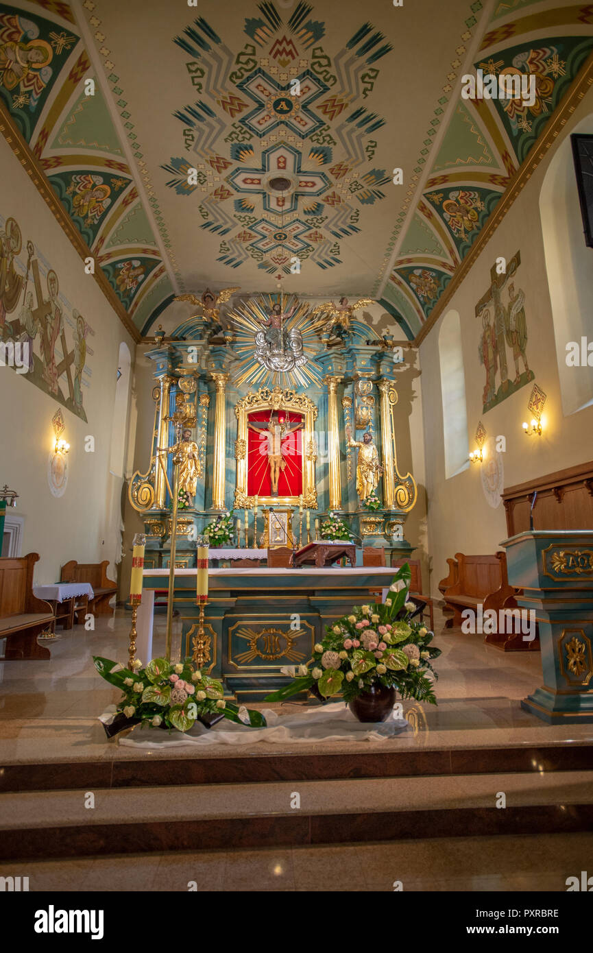 Profusamente decorado altar situado en el santuario de la Iglesia Católica con el Crucification de Jesús colgado en la pared posterior, Zwoleń, Voivodeshi Masovian Foto de stock
