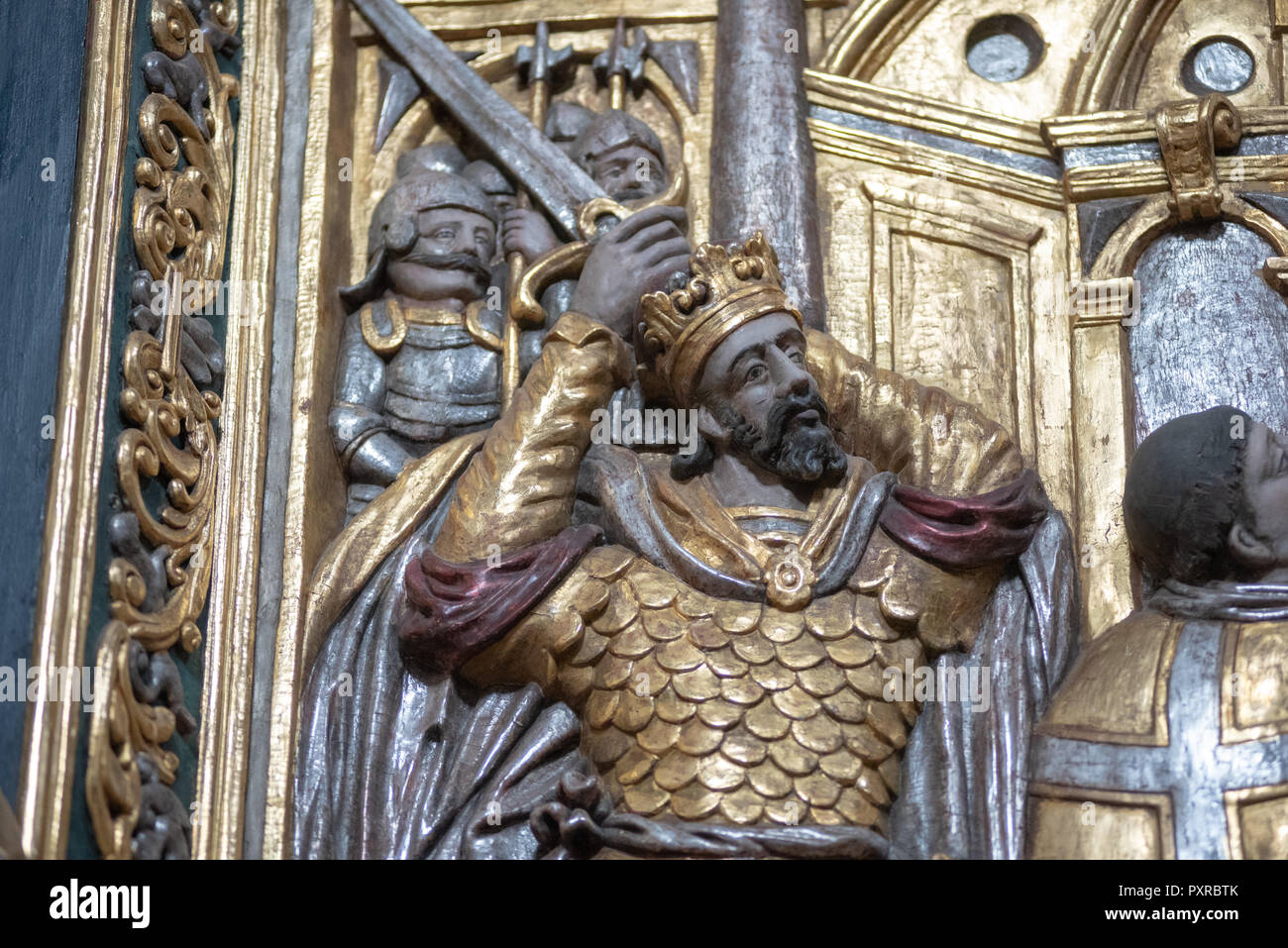Esculturas socorro con un rey blindado wheeling una espada sobre su cabeza, Zwoleń, Masovian voivodato, Polonia Foto de stock