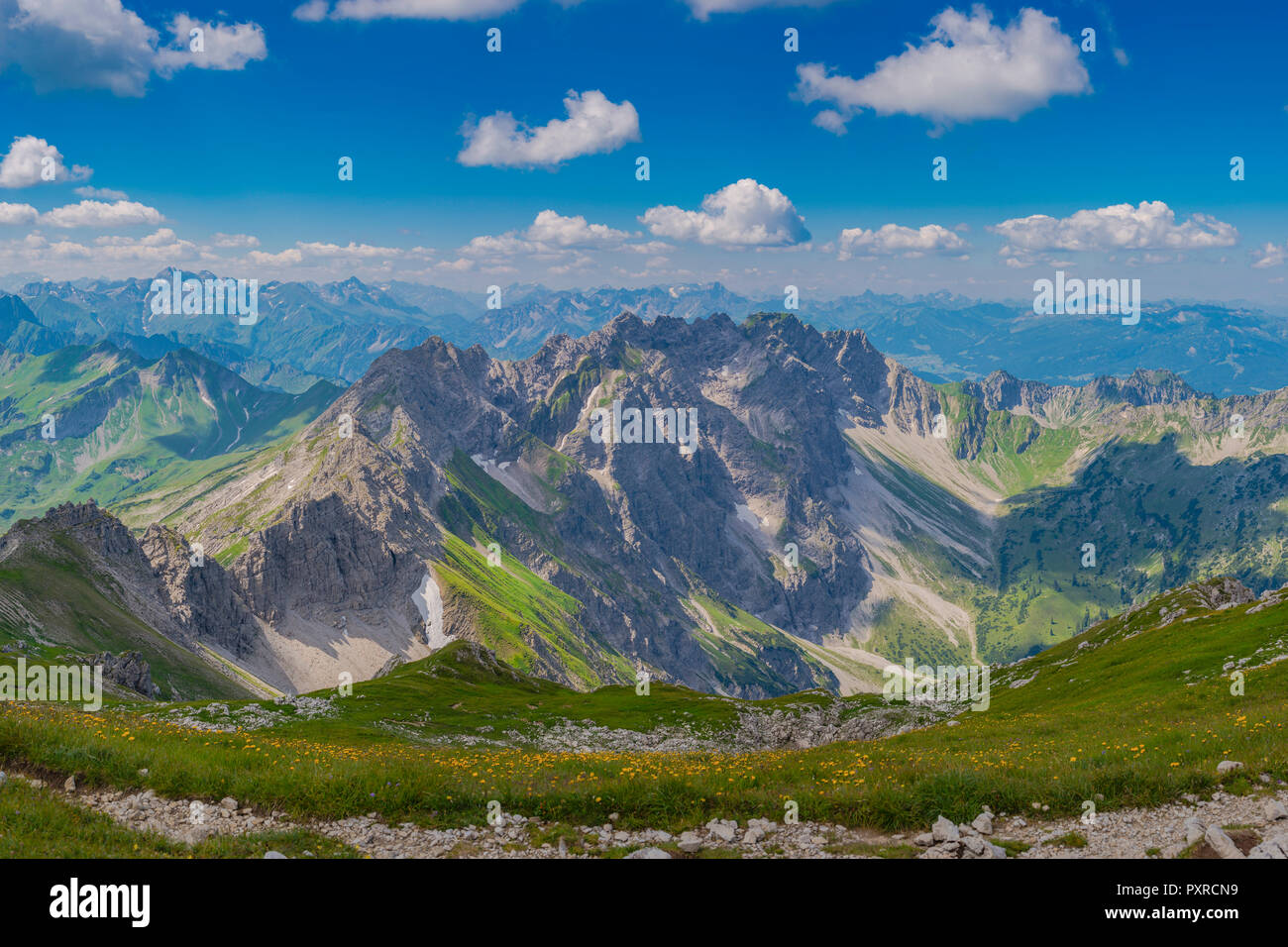 Alemania, Baviera, Allgaeu, Allgaeu Alpes, paisaje montañoso de Grosser Daumen al grupo con Wengenkopf Daumen y Nebelhorn Foto de stock