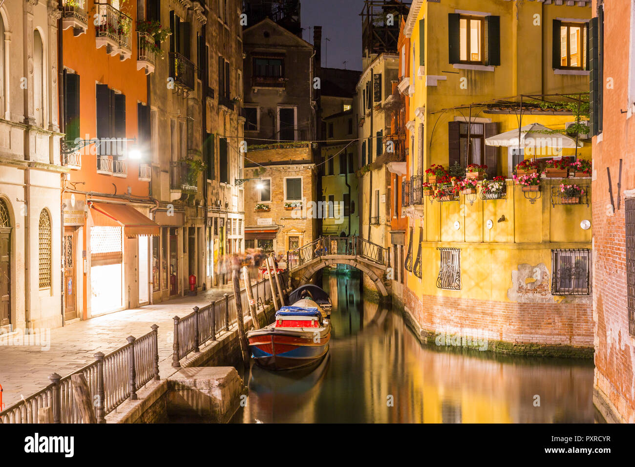 Italia, Venecia, Canal y por la noche en las casas Foto de stock