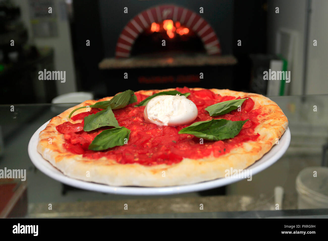 Queso Mozzarella de búfalo pizza cocinada en un tradicional horno de leña  para pizza Fotografía de stock - Alamy