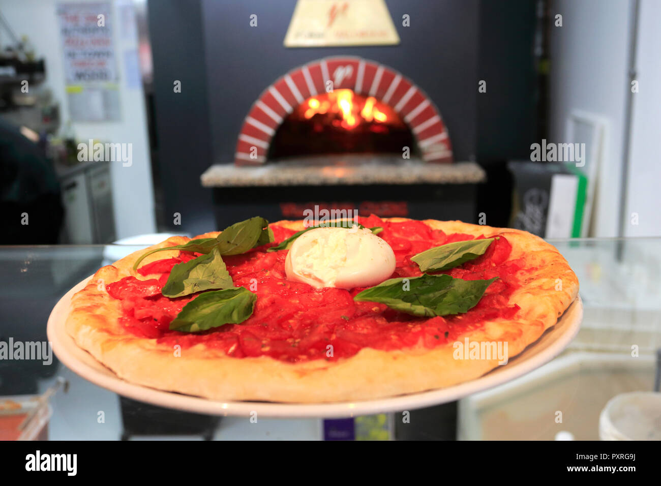 Queso Mozzarella de búfalo pizza cocinada en un tradicional horno de leña  para pizza Fotografía de stock - Alamy