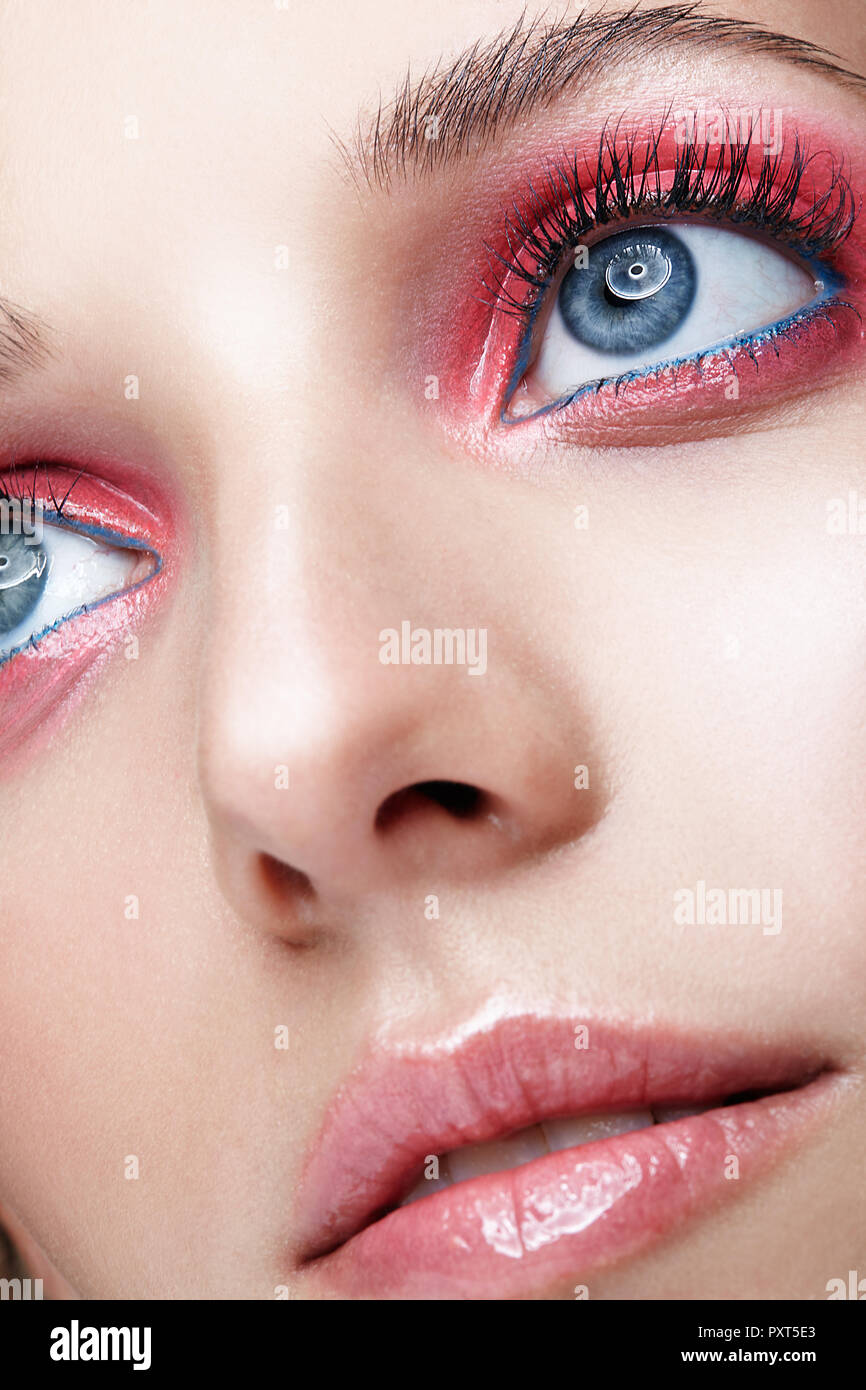 Closeup macro foto de rostro femenino y rosa maquillaje Belleza ojos  humeantes. Mujer con purpurina brillante piel blanca Fotografía de stock -  Alamy