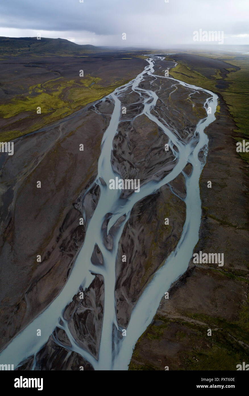 Serpenteante río en paisaje volcánico, el altiplano de Norðurland vestra, Islandia Foto de stock