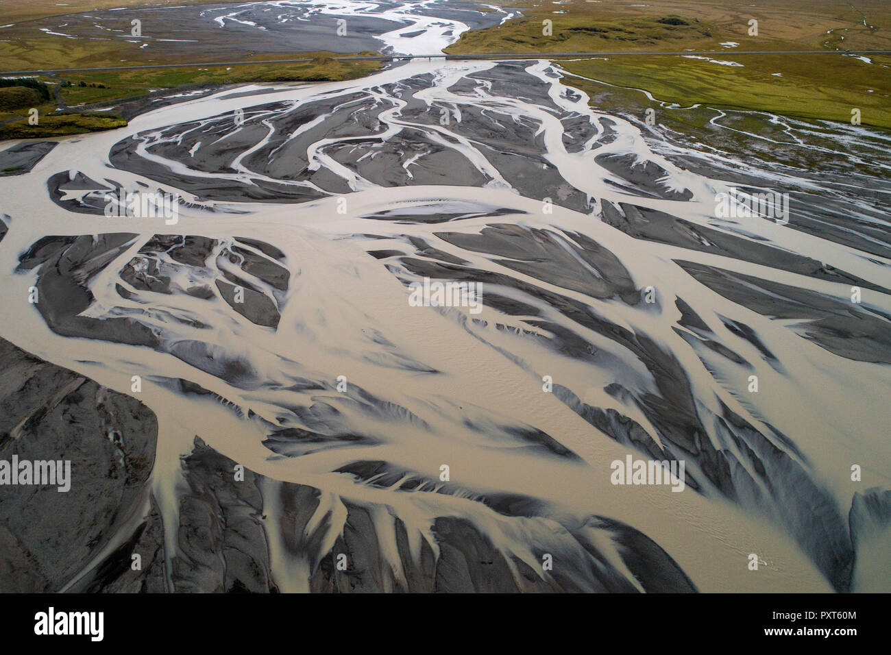 Serpenteante río en paisaje volcánico, a lo largo de la carretera F35, Austurland, Islandia Foto de stock