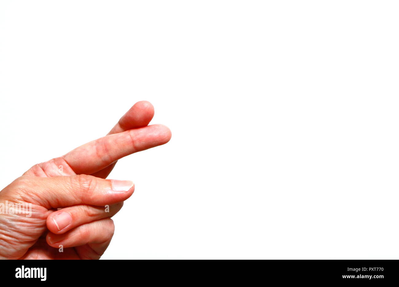 Closeup imagen de mantener los dedos cruzados sobre fondo blanco. Foto de stock