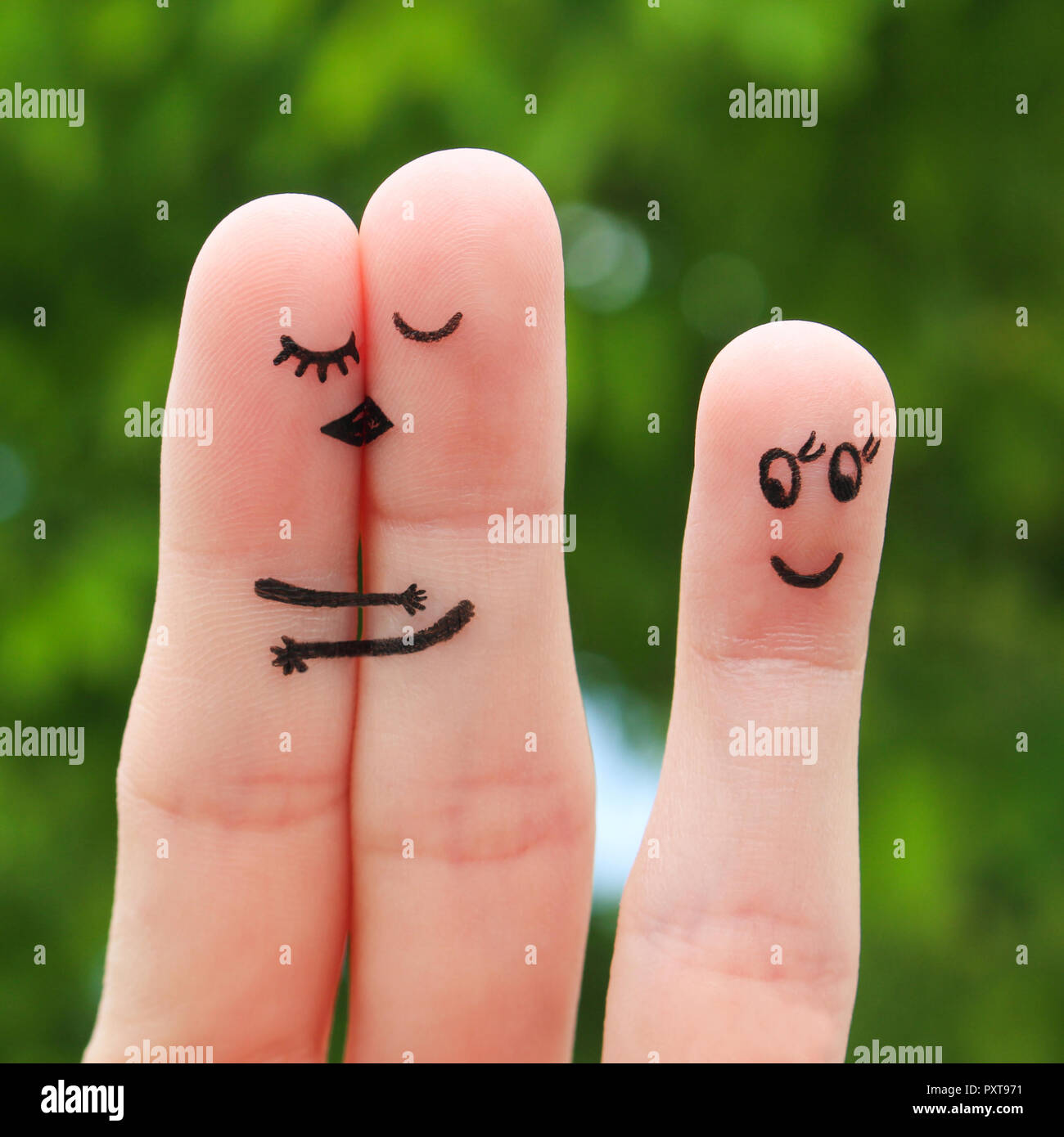 Arte de dedo de una feliz pareja. La feliz pareja besos y abrazos. La otra niña mira y se regocija. Foto de stock
