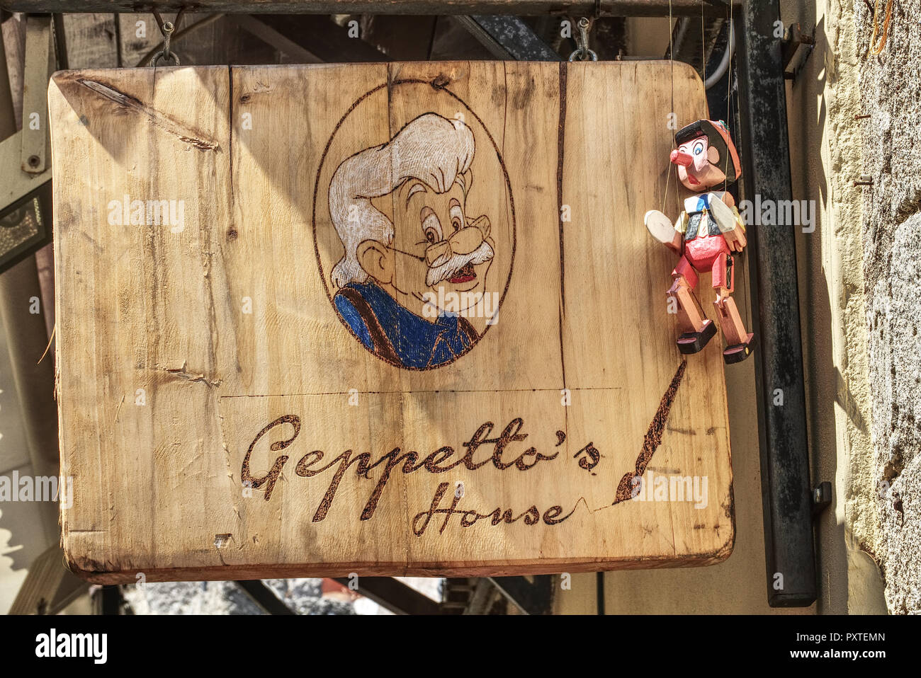 Pinoccio und Gepetto, Schild und Puppe Foto de stock