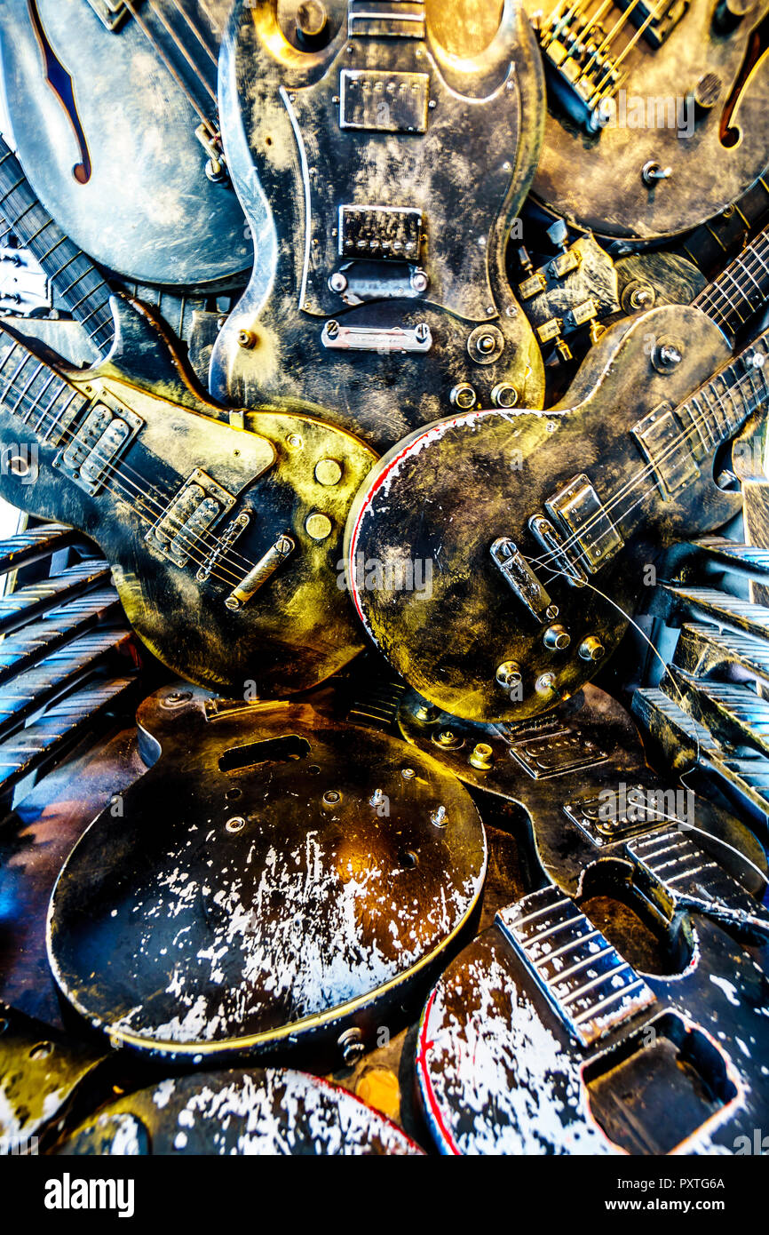 Detalles del Juego de Tronos infame trono realizado desde las guitarras y  los muestra en la tienda de regalos del Amsterdam edificio Outlook  Fotografía de stock - Alamy