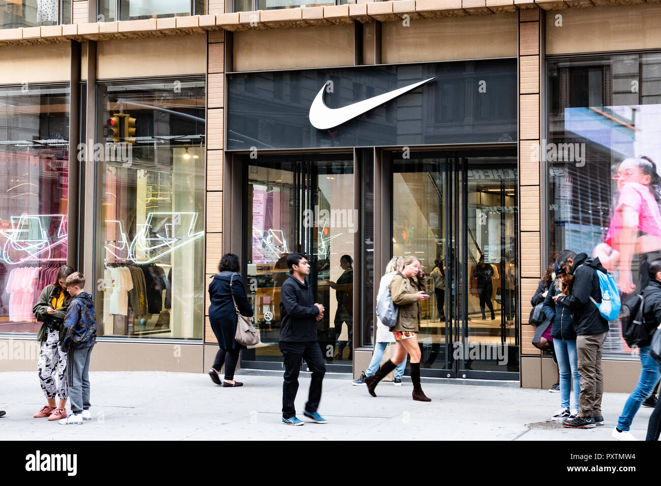 Tectónico medias A escala nacional Nike store new york fotografías e imágenes de alta resolución - Alamy