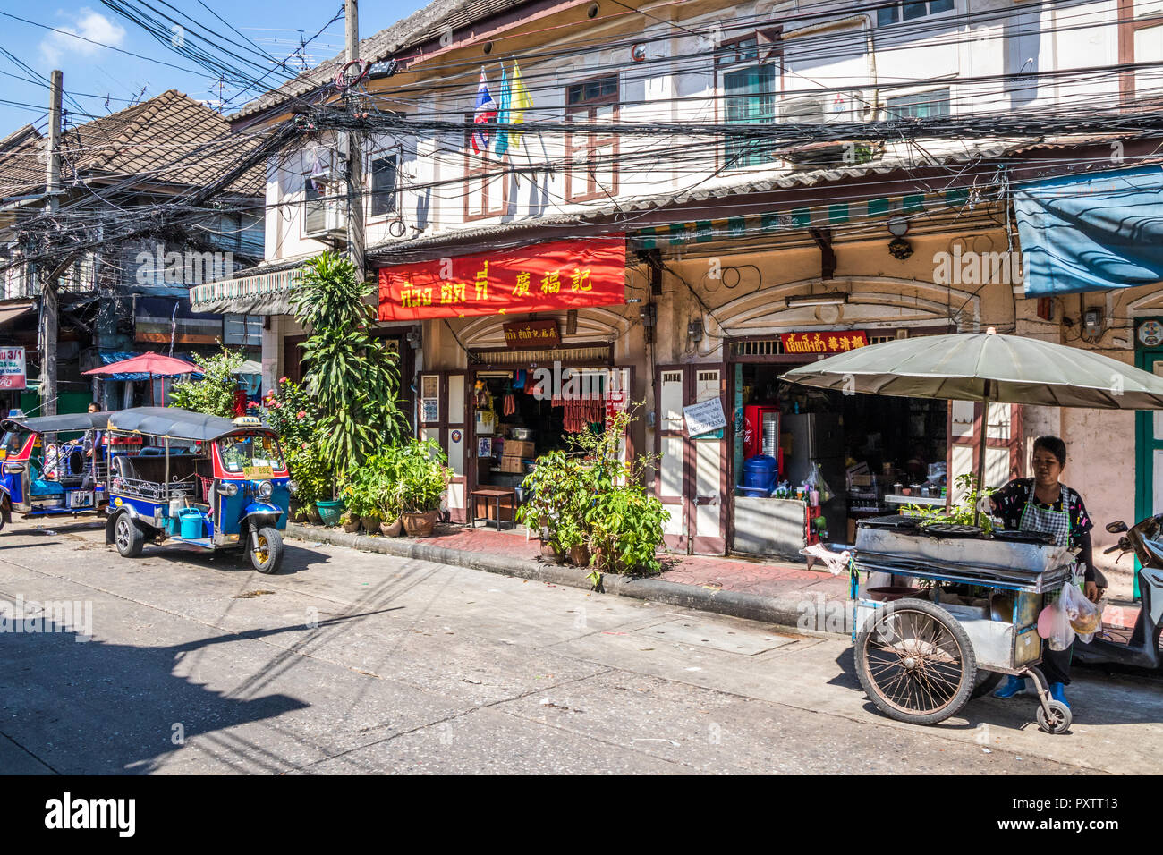 Bangkok, Tailandia - 25 Sept 2018: calle típica escena, Chinatown. Hay muchos vendedores ambulantes de alimentos en la zona. Foto de stock