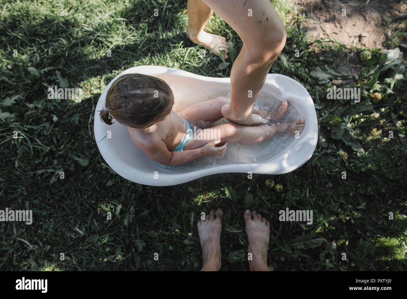 Girl in tub fotografías e imágenes de alta resolución - Alamy