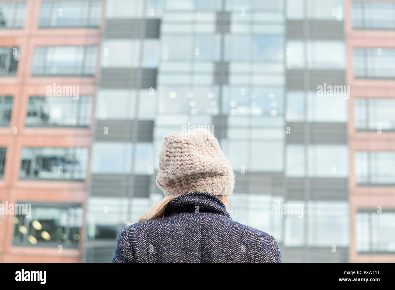 Vista trasera de una mujer vestir lana cap Foto de stock