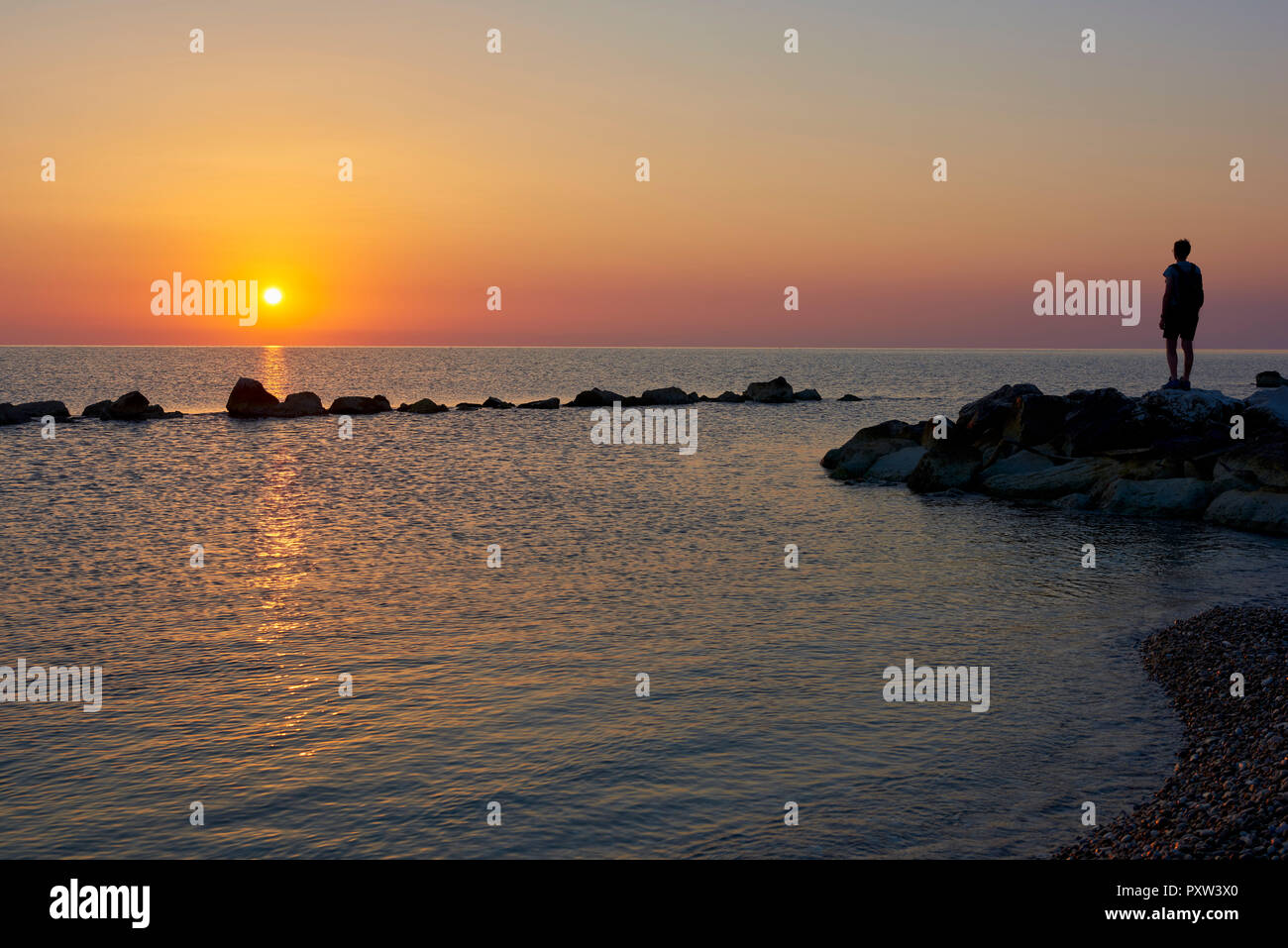 Hombre mirando el amanecer fotografías e imágenes de alta resolución - Alamy