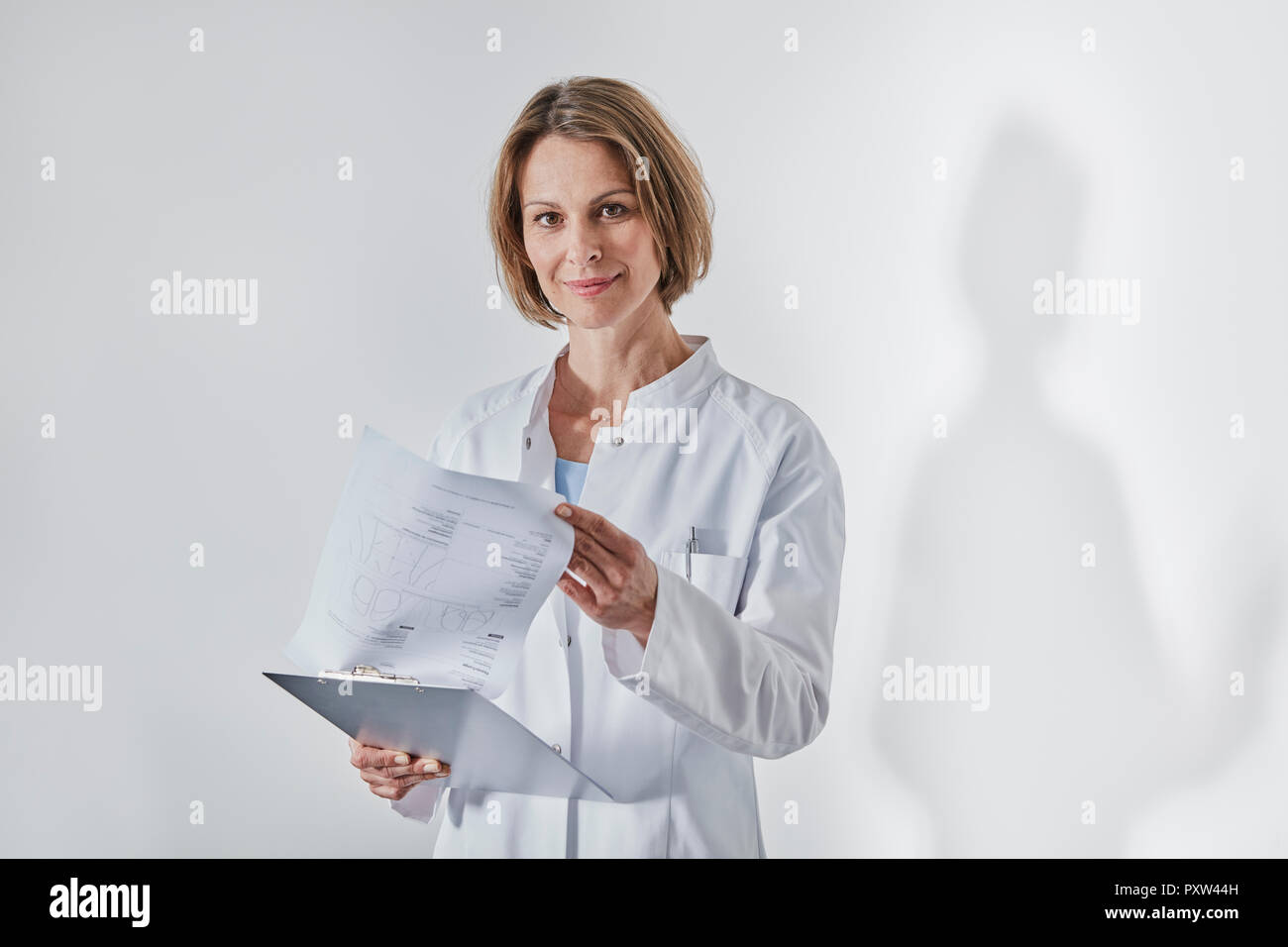 Retrato de mujer doctor con la anamnesis cuestionario Foto de stock