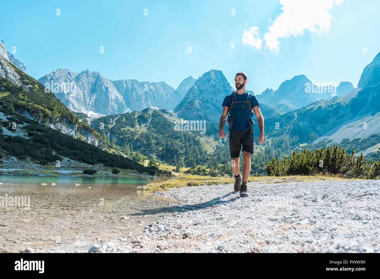 Hombre senderismo fotografías e imágenes de alta resolución - Alamy