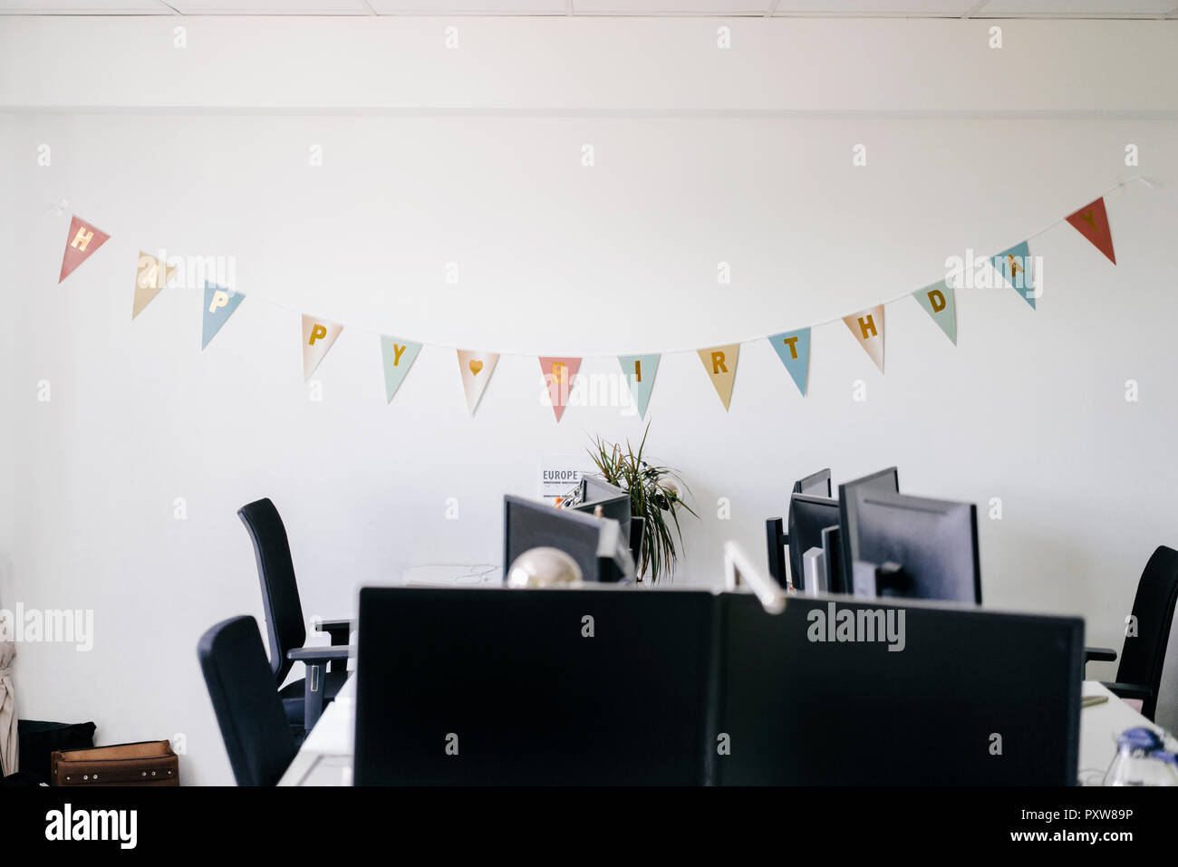Decoración de cumpleaños en una oficina Fotografía de stock - Alamy
