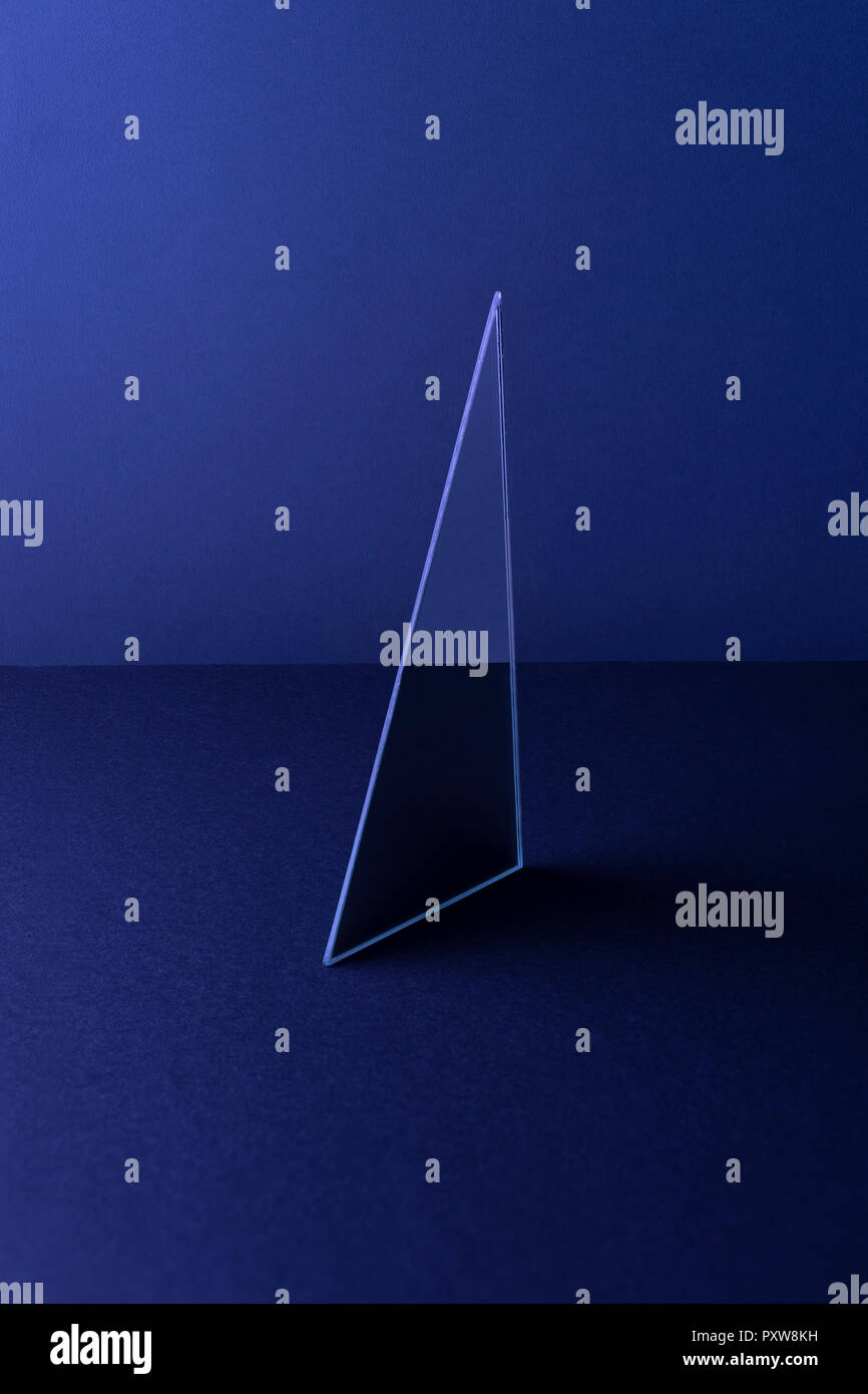 Espejo en forma de triángulo en azul oscuro terreno, 3D Rendering  Fotografía de stock - Alamy
