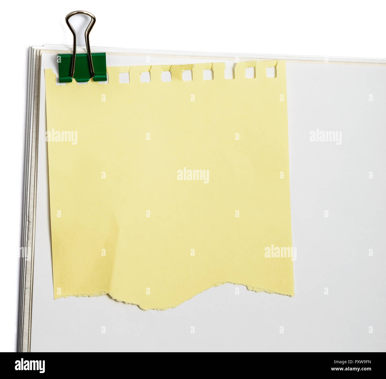Adhesivo amarillo nota recordatoria con clip de papel de oficina blanco Foto de stock