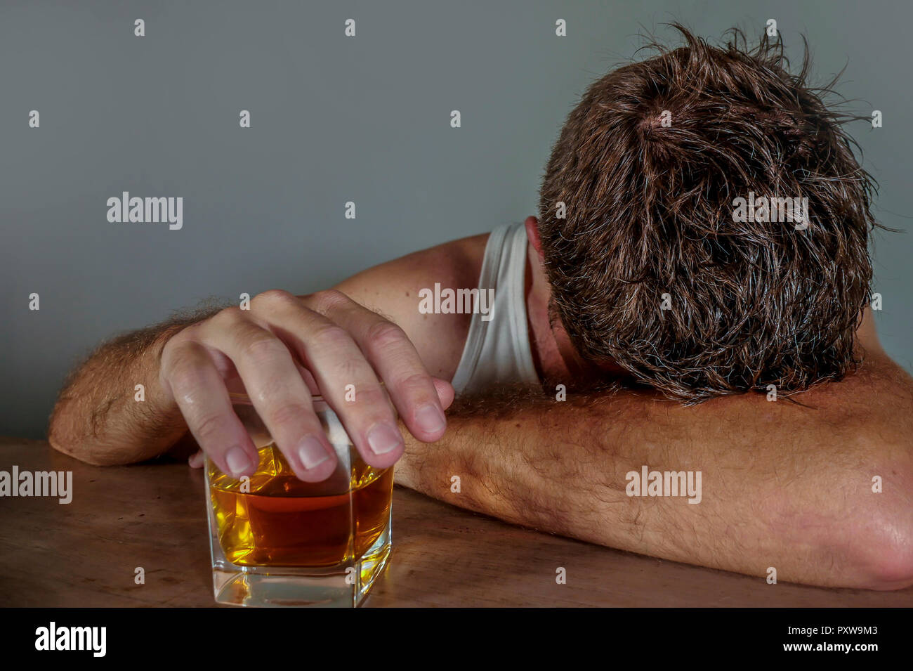 Juventud Desperdiciada Y Pisado El Alcohol Adicto Al Hombre En Camiseta Vaso De Whisky Sensacion Desesperada Que Sufren Problemas De Alcoholismo Alcohol Adiccion Fotografia De Stock Alamy https www alamy es juventud desperdiciada y pisado el alcohol adicto al hombre en camiseta vaso de whisky sensacion desesperada que sufren problemas de alcoholismo alcohol adiccion image223061891 html