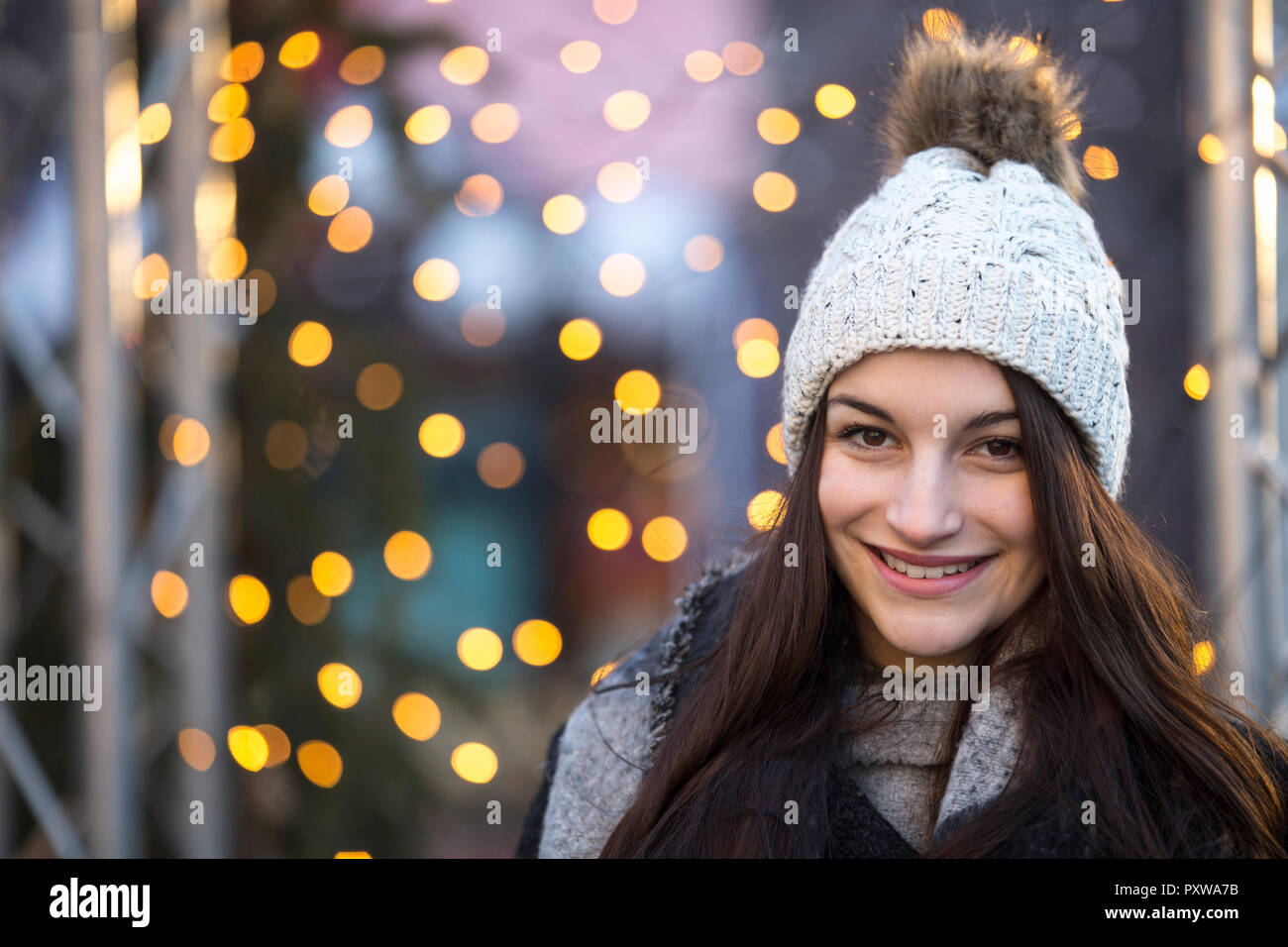 Retrato de mujer sonriente vistiendo bobble hat en época de Navidad Foto de stock