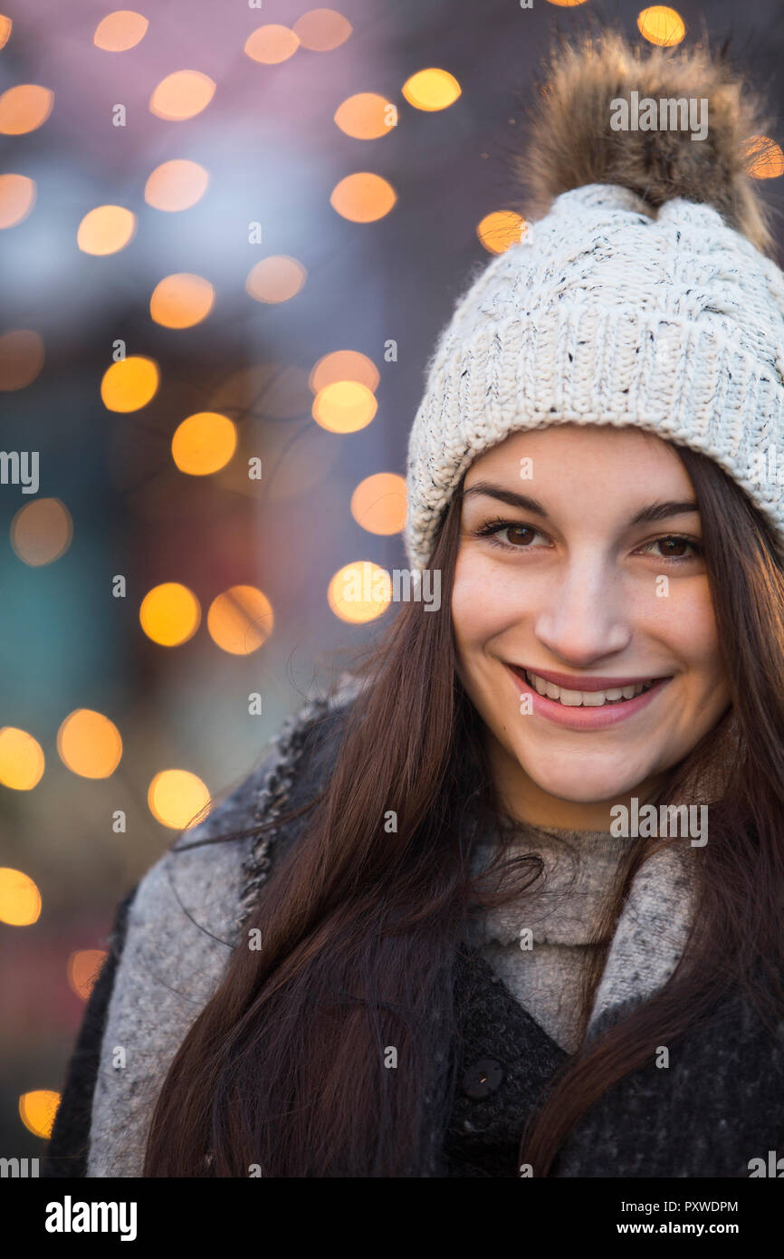 Retrato de mujer sonriente vistiendo bobble hat en época de Navidad Foto de stock