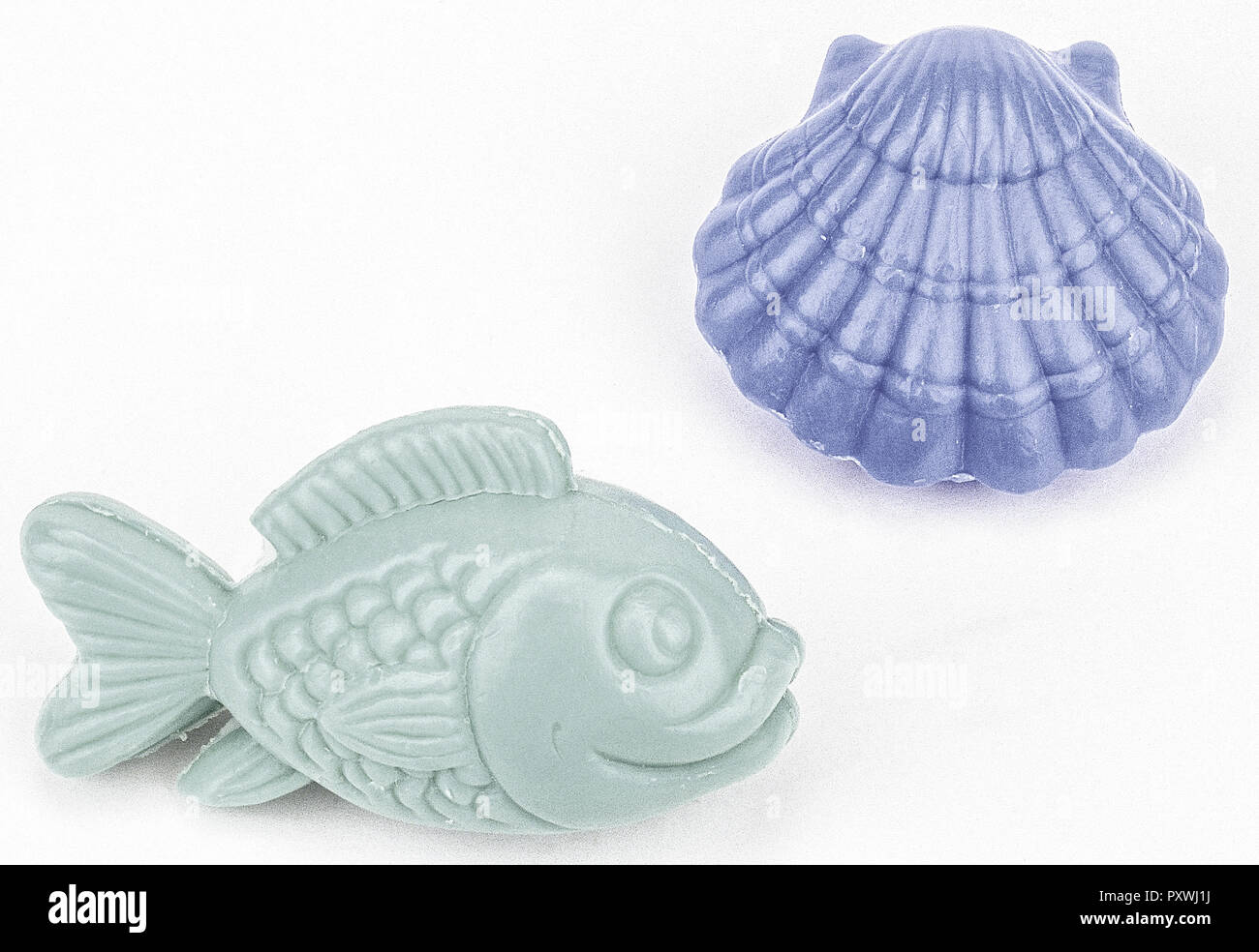 Zwei Seifenstuecke en Fisch- und Muschel-Form Foto de stock