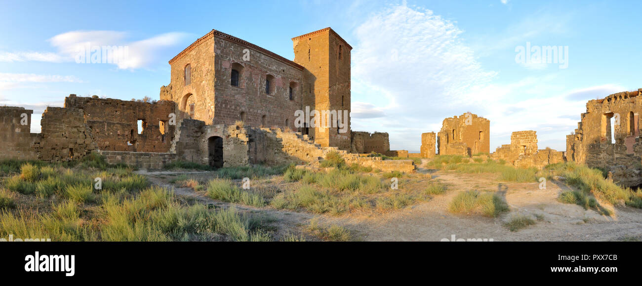 Un paisaje de la plaza interior del castillo de Montearagon abandonados en la región de Aragón, España, con un cielo azul profundo durante un día de verano Foto de stock