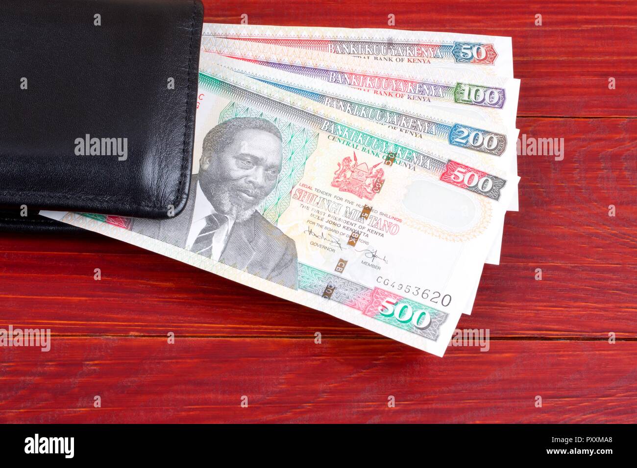 Dinero keniano en el monedero negro Foto de stock