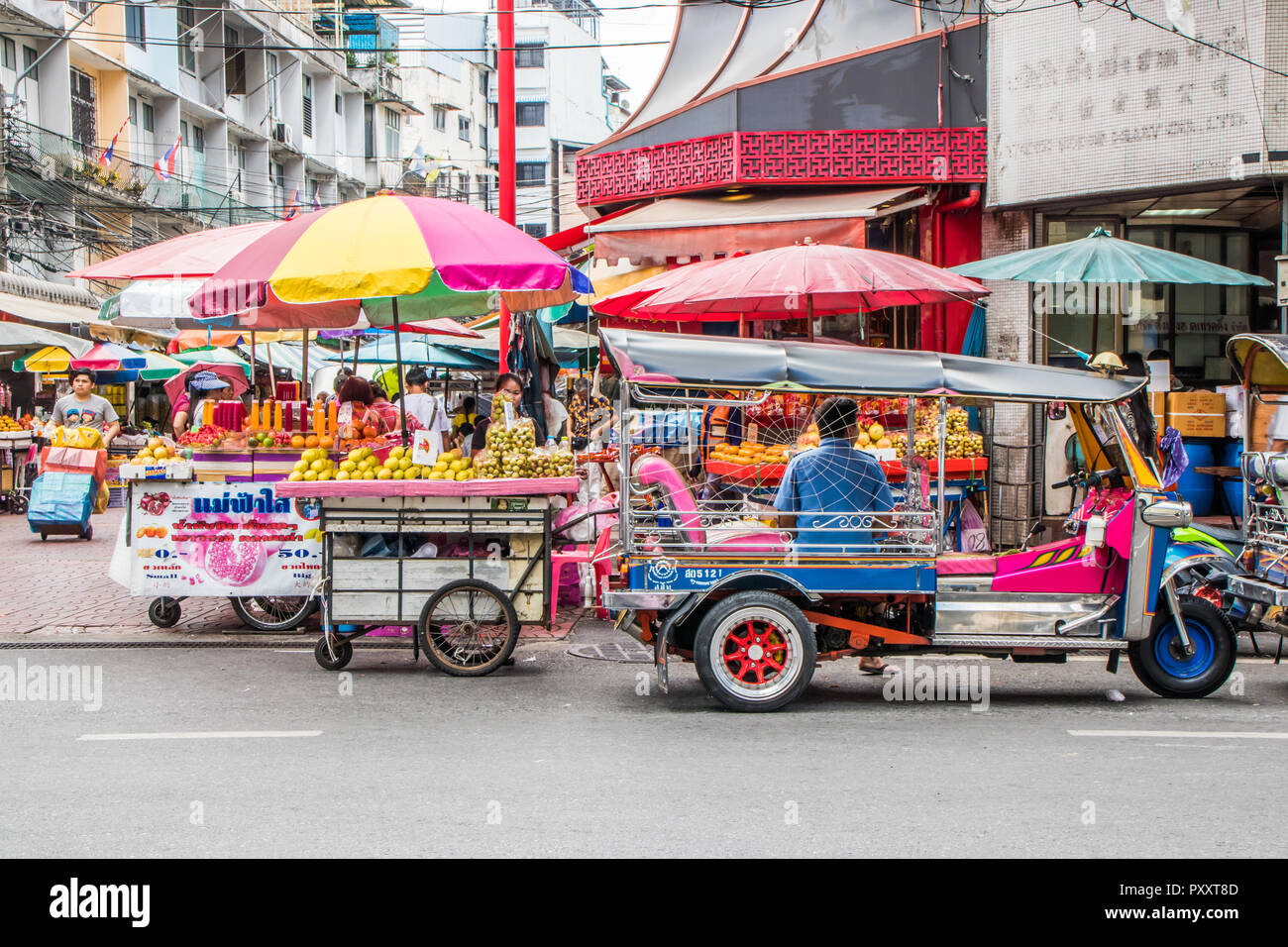 Bangkok, Tailandia - 26 Sept 2018: escena típica en Yaowarat Road. Esta es la carretera principal aunque Chinatown. Foto de stock