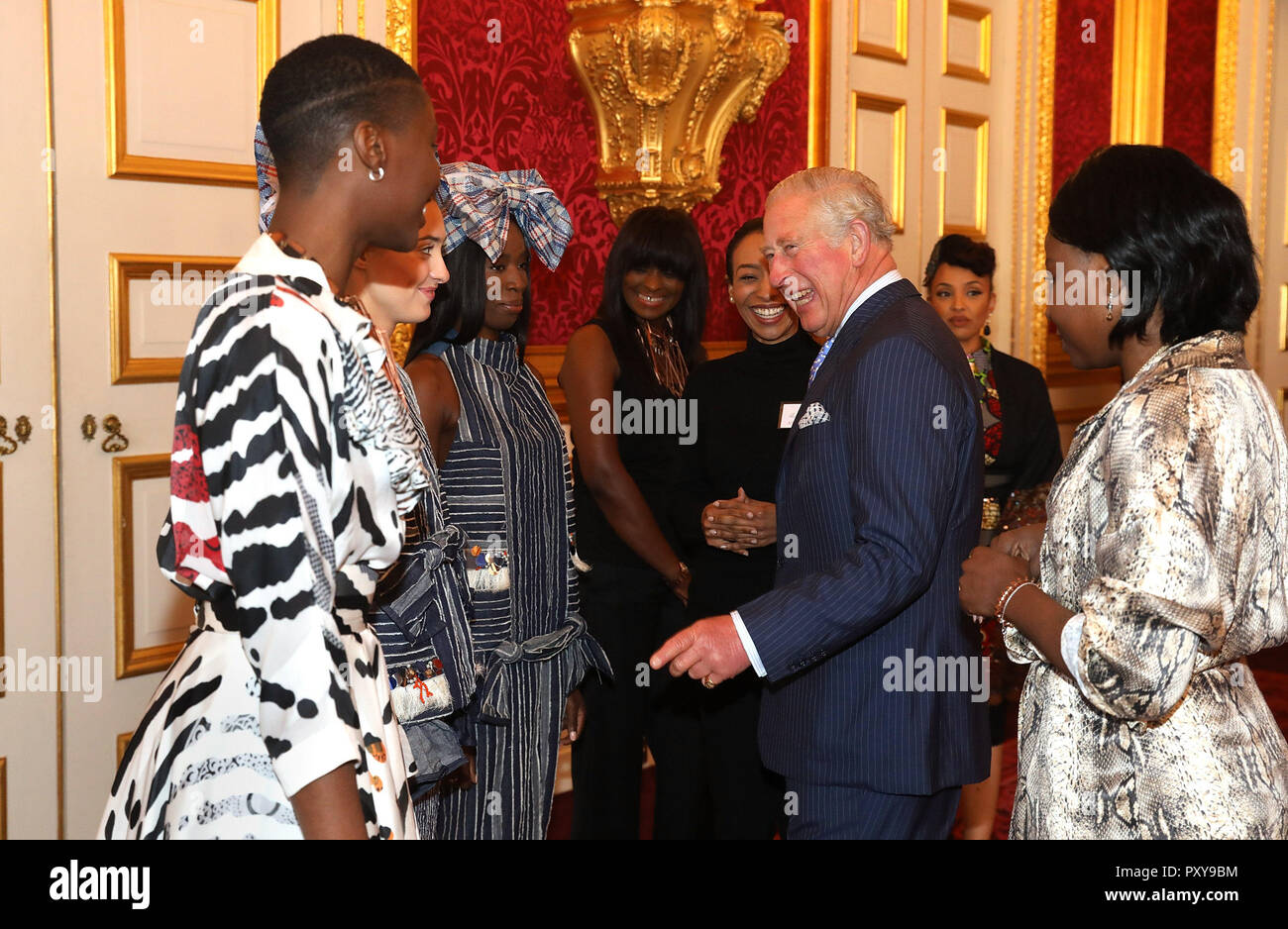 ukendt Anmelder Skære El Príncipe de Gales con modelos vistiendo los diseños de la Semana de la  moda de Lagos durante una recepción en St James's Palace, Londres, antes de  su visita a Gambia, Ghana