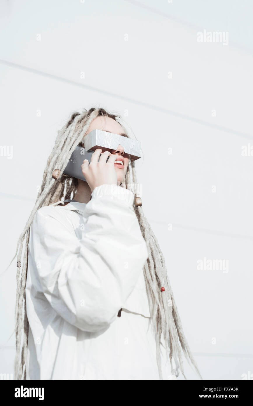 Mujer Con Ropa Blanca Y Gafas Futuristas Imagen de archivo - Imagen de  moderno, persona: 227489243