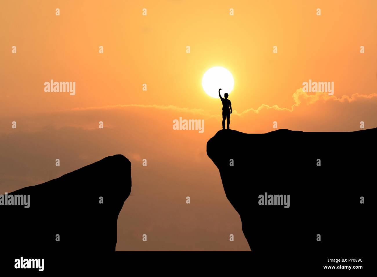 El hombre en la cima de la montaña ,la libertad al hombre en sunset antecedentes Foto de stock