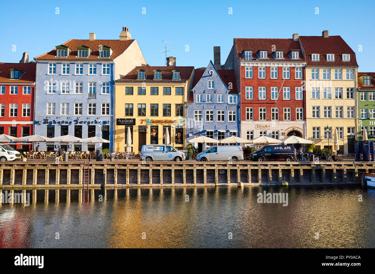 Copenhague, Dinamarca - 22 de octubre de 2018: vista frontal de Nyhavn, la 17th-century famoso Waterfront, el canal y el distrito de entretenimiento en el centro de la ciudad. Foto de stock