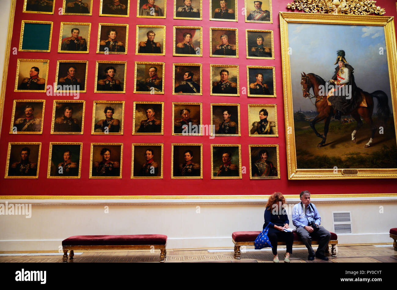 Dos personas sentadas en la galería de retratos de los héroes desde el 1812. La guerra Galería de retratos de los héroes de la guerra. El Museo Estatal del Hermitage. San Petersburgo, N Foto de stock