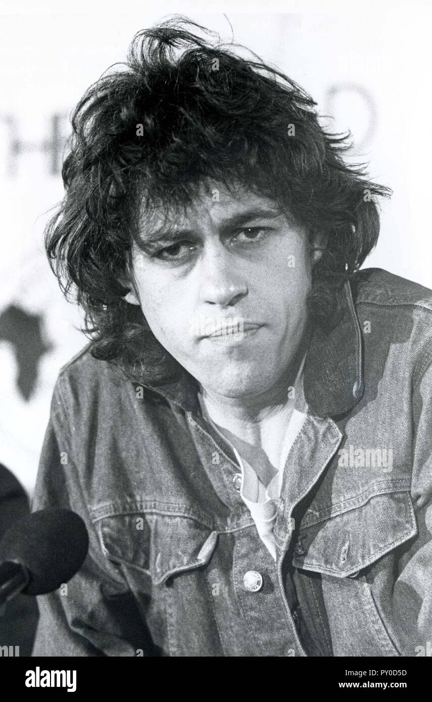 Bob Geldof. Un ex miembro de los Boomtown Rats y organizador de Live Aid en 1985 que recaudó £40m para aliviar el hambre en África, está promoviendo su nueva empresa para hacer que la pobreza pase a la historia mundial denominado Live8. El evento se celebrará en el Hyde Park de Londres el 2 de julio. Gran cantidad de bandas y artistas como Coldplay y Elton John ya están establecidos para asistir. Fotografiados aquí a mediados de los 80's. Crédito: Landmark / MediaPunch Foto de stock