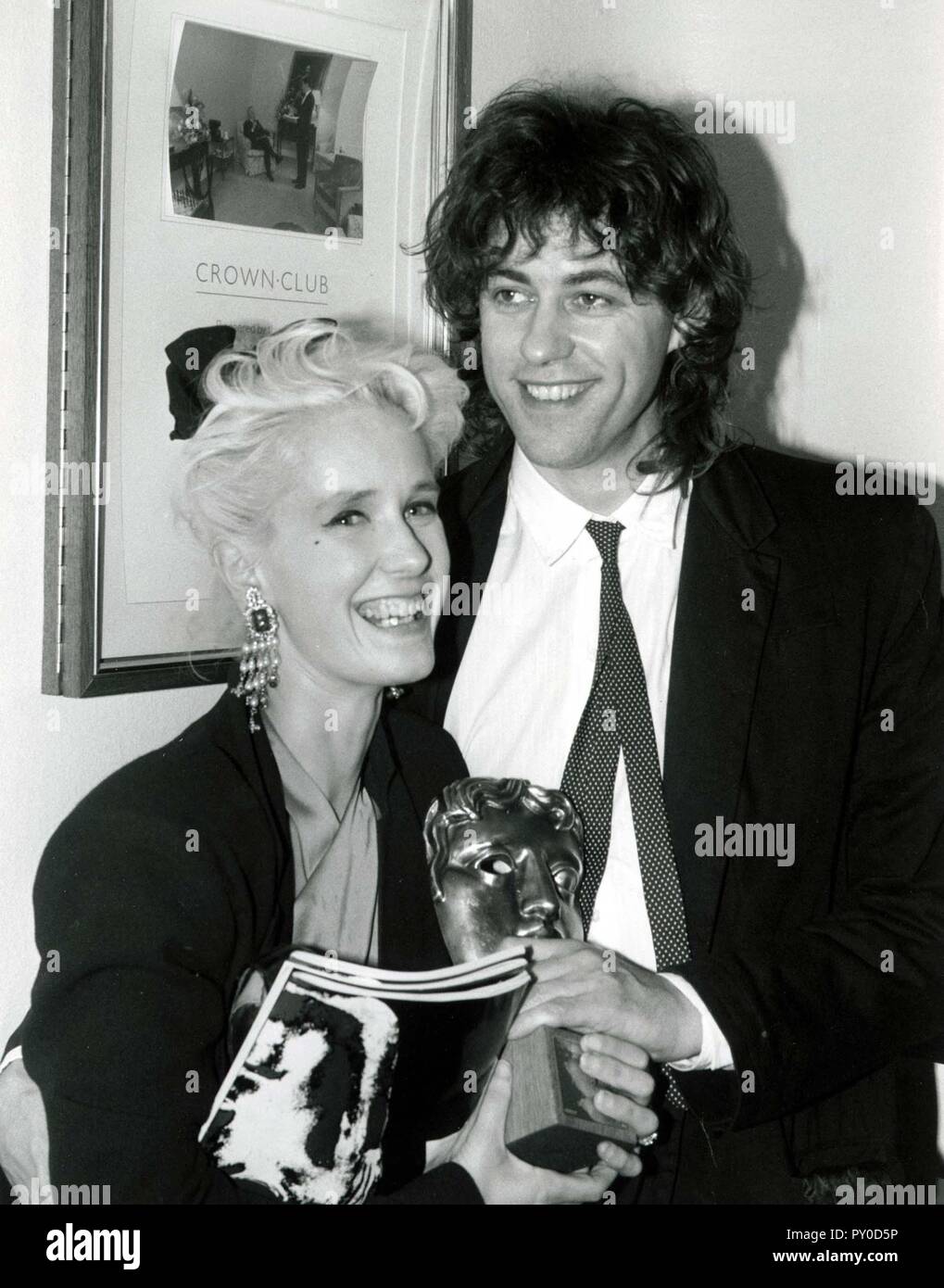 Bob Geldof y Paula Yates. Geldof, es un ex miembro de los Boomtown Rats y organizador de Live Aid en 1985 que recaudó £40m para aliviar el hambre en África, está promoviendo su nueva empresa para hacer que la pobreza pase a la historia mundial denominado Live8. El evento se celebrará en el Hyde Park de Londres el 2 de julio. Gran cantidad de bandas y artistas como Coldplay y Elton John ya están establecidos para asistir. Foto de aquí a finales de los 80's. Crédito: Landmark / MediaPunch Foto de stock