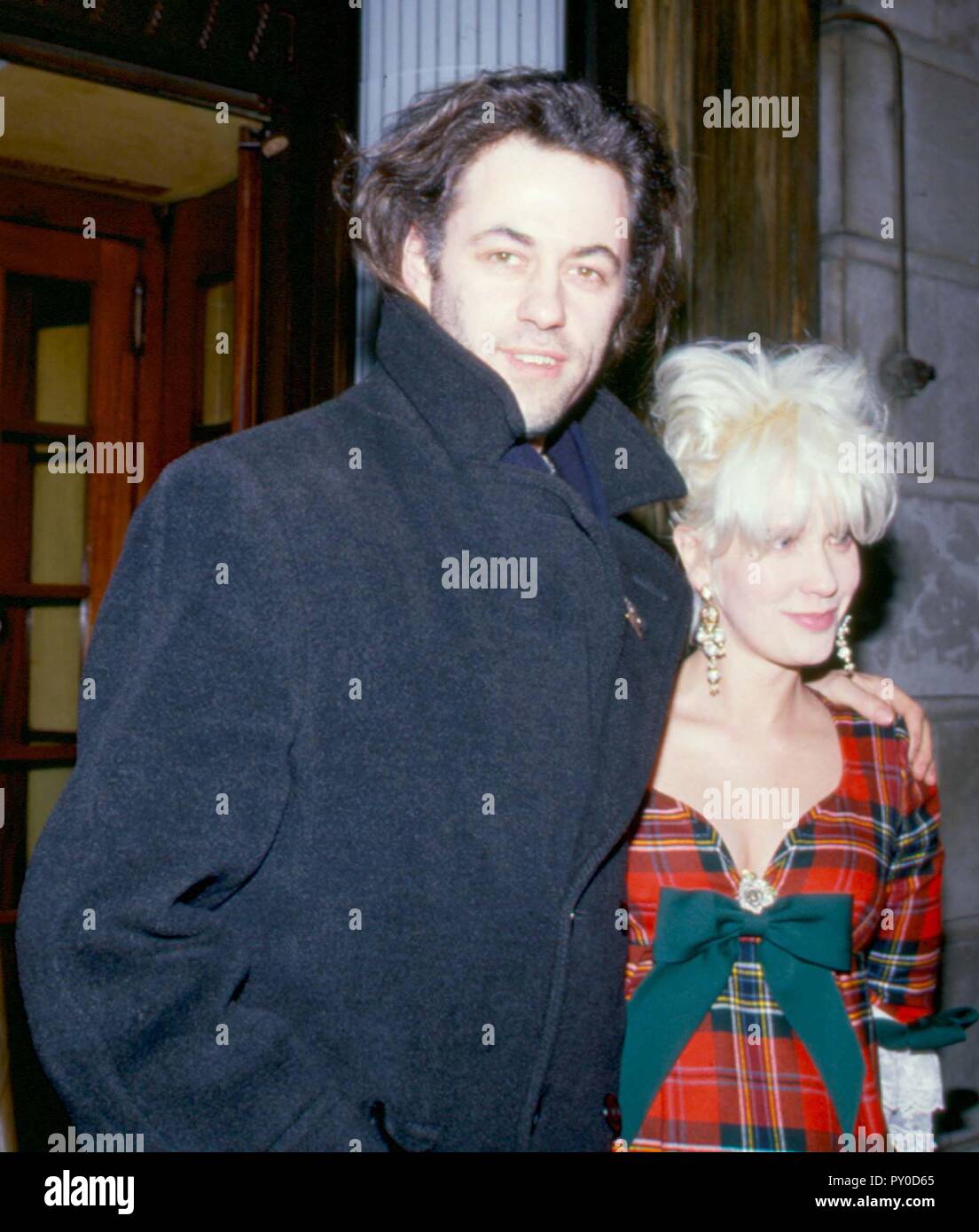 Bob Geldof y Paula Yates. Geldof, es un ex miembro de los Boomtown Rats y organizador de Live Aid en 1985 que recaudó £40m para aliviar el hambre en África, está promoviendo su nueva empresa para hacer que la pobreza pase a la historia mundial denominado Live8. El evento se celebrará en el Hyde Park de Londres el 2 de julio. Gran cantidad de bandas y artistas como Coldplay y Elton John ya están establecidos para asistir. Fotografiados aquí a principios de los 90's. Ref: LMK11-17-070605 Credit: Landmark / MediaPunch Foto de stock