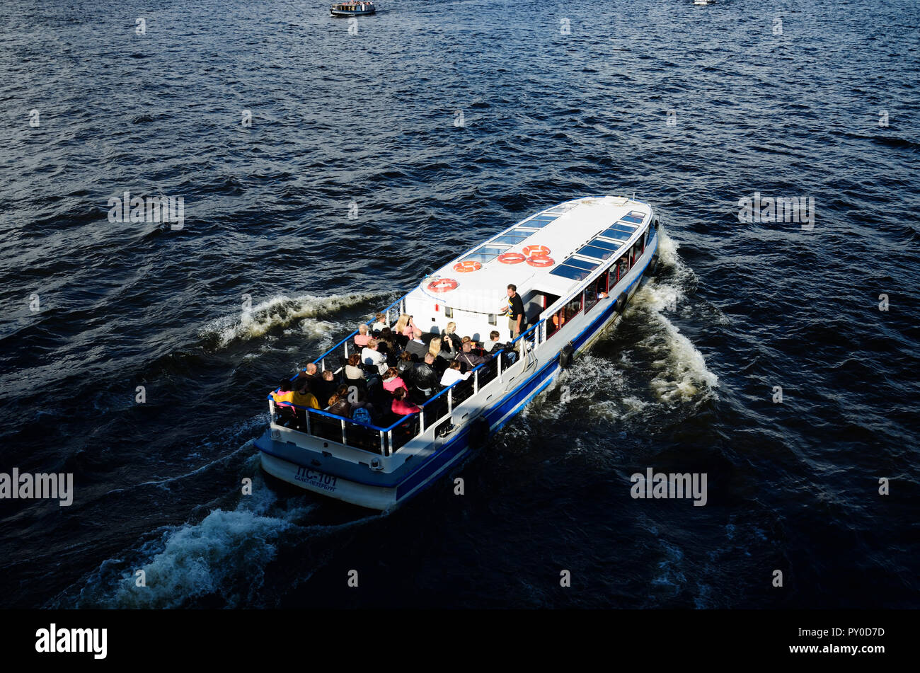 Barco para paseos turísticos, el río Neva. San Petersburgo, en el noroeste de Rusia, Federación de Rusia Foto de stock