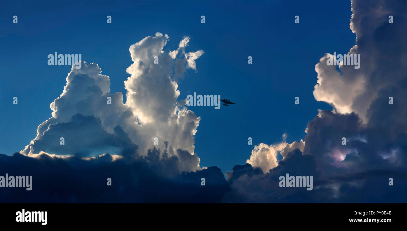 Vista lejana del único avión de hélice volando en el cielo Foto de stock
