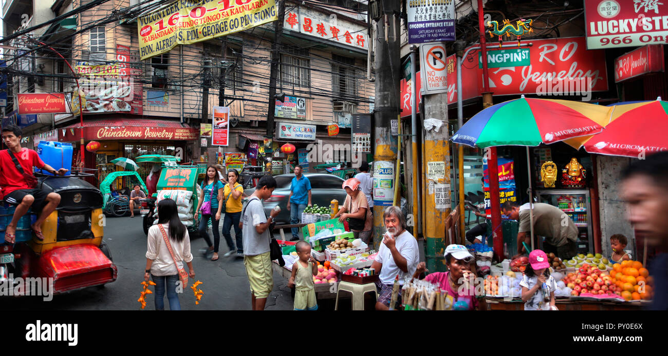 Escena callejera en Chinatown de Manila, Filipinas Foto de stock
