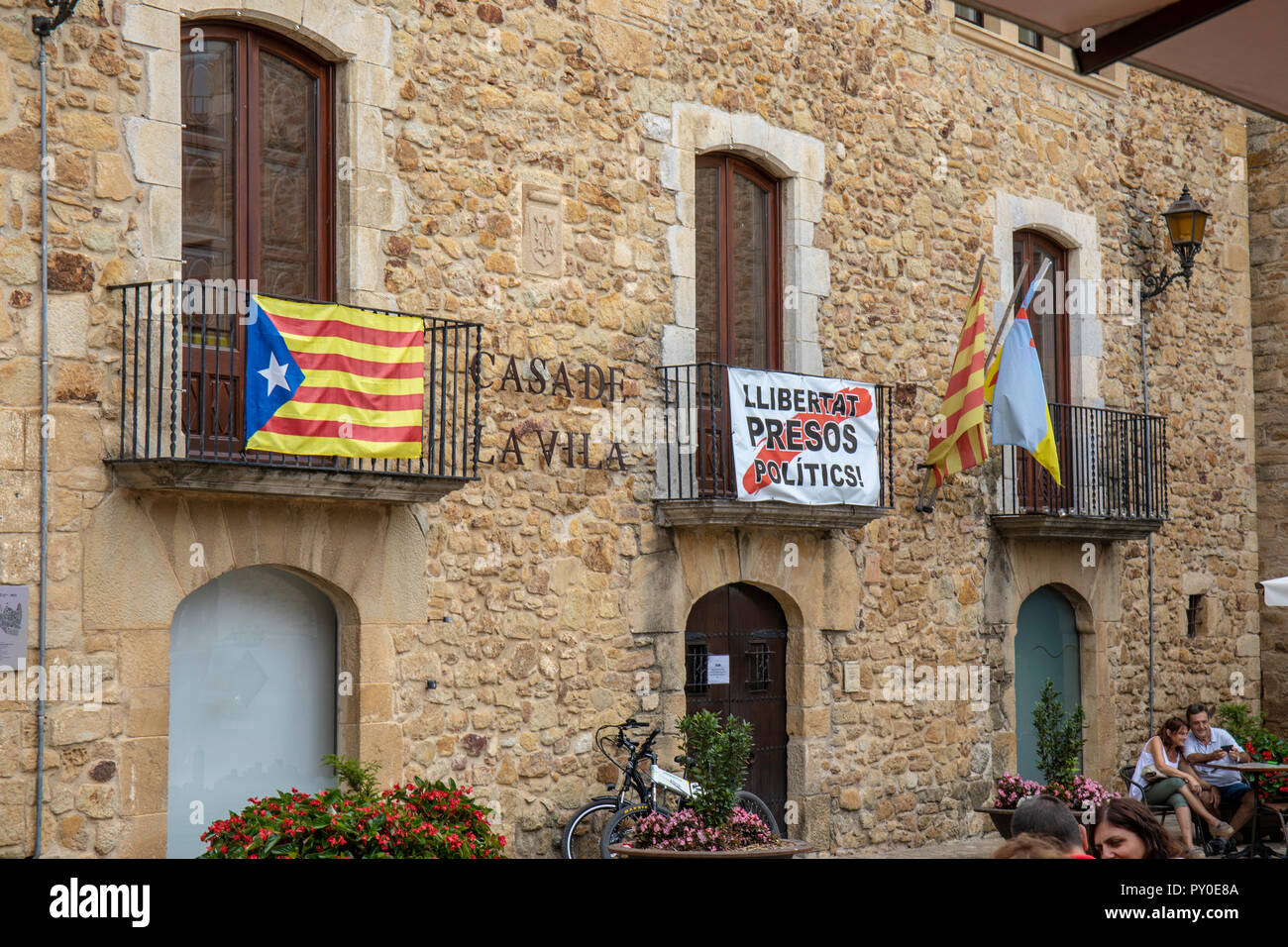 Libertad para los presos políticos y la bandera de un país Cartalan independientes, Pals, Catalunya, España Foto de stock